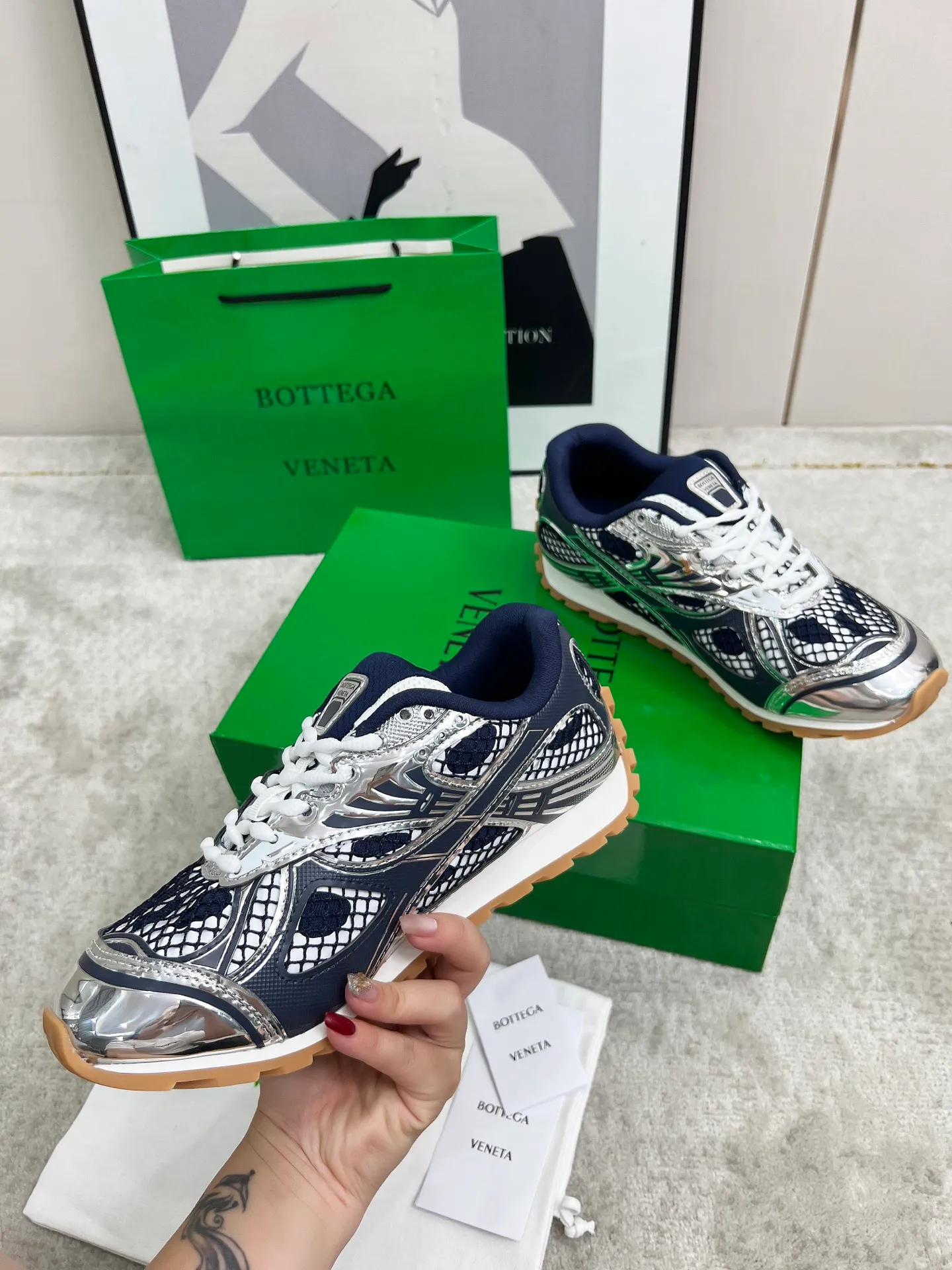 P540. Top version (couples model) Bottega Veneta Bottega Veneta 23ss autumn and winter show BV Orbit sneakers Wang Yibo's same style couples casual shoes dad shoes! Runner sneakers! Original purchase and development!  Made of original lightweight technical mesh fabric, the same as the original version! The process is complicated!  Paired with a rubber outsole designed with a geometric pattern, the high version of the Wang Zha series is actually much taller, but the legs still look slim. Very nice. Durable and playable, standard and version-matching shoe package technology, look for high-end versions. The original outsole is exclusively molded, and the color-blocked TPU outsole is used. The material and weight are the same as the original!  Size: #Female 35-41 (40 and 41 customized sizes are non-refundable) Male 39-45 (45 size customized are non-returnable and exchangeable)